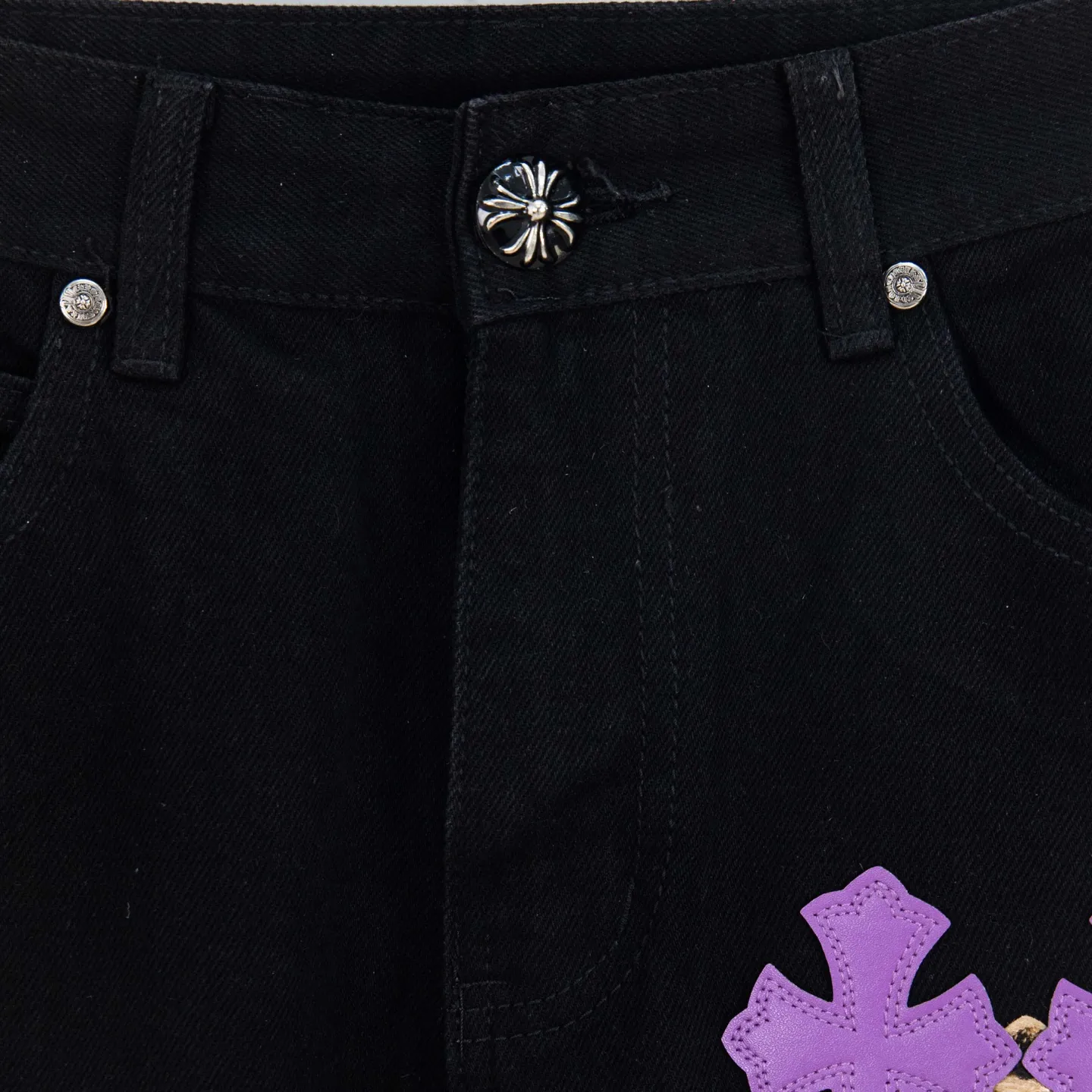 P240 Chrome Hearts black denim jeans with purple leopard print. CH jeans need to be washed and then disassembled and hand-stitched with sheepskin cross leather and then spliced ​​together. The whole piece has too many craftsmanship to explain. The patchwork cross pattern is embellished, and the high-waisted washed jeans! ! Absolutely high-end luxury products, god-level single products and super popular products, made with top heavy industry, a must-see magic weapon. Customized hardware. The fabric is thick and soft after washing. It has good breathability. Customized small leather label. Unique design. The details are simple and elegant, and the workmanship is exquisite. The entire trousers are neatly routed and the details are in place! It’s so cool that both men and women can easily control the genderless trend! Style number: 1798# Color: black Size: 28 30 32 34 36